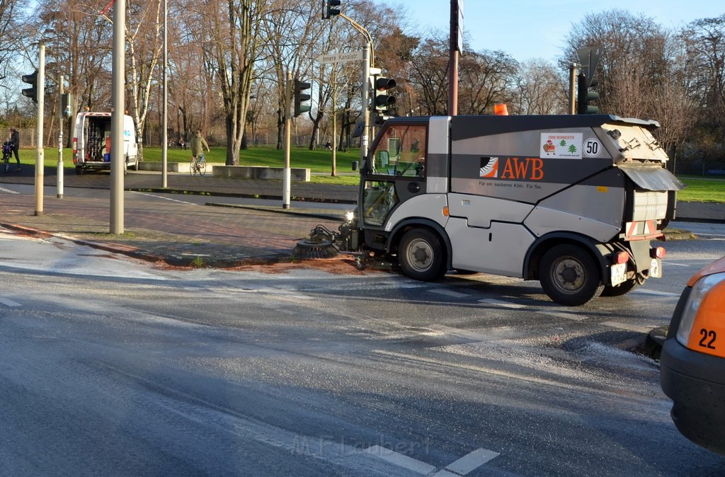 Bagger verliert Oel VU Pkw Koeln Ehrenfeld Innere Kanalstr Weinsbergerstr P206.JPG - Miklos Laubert